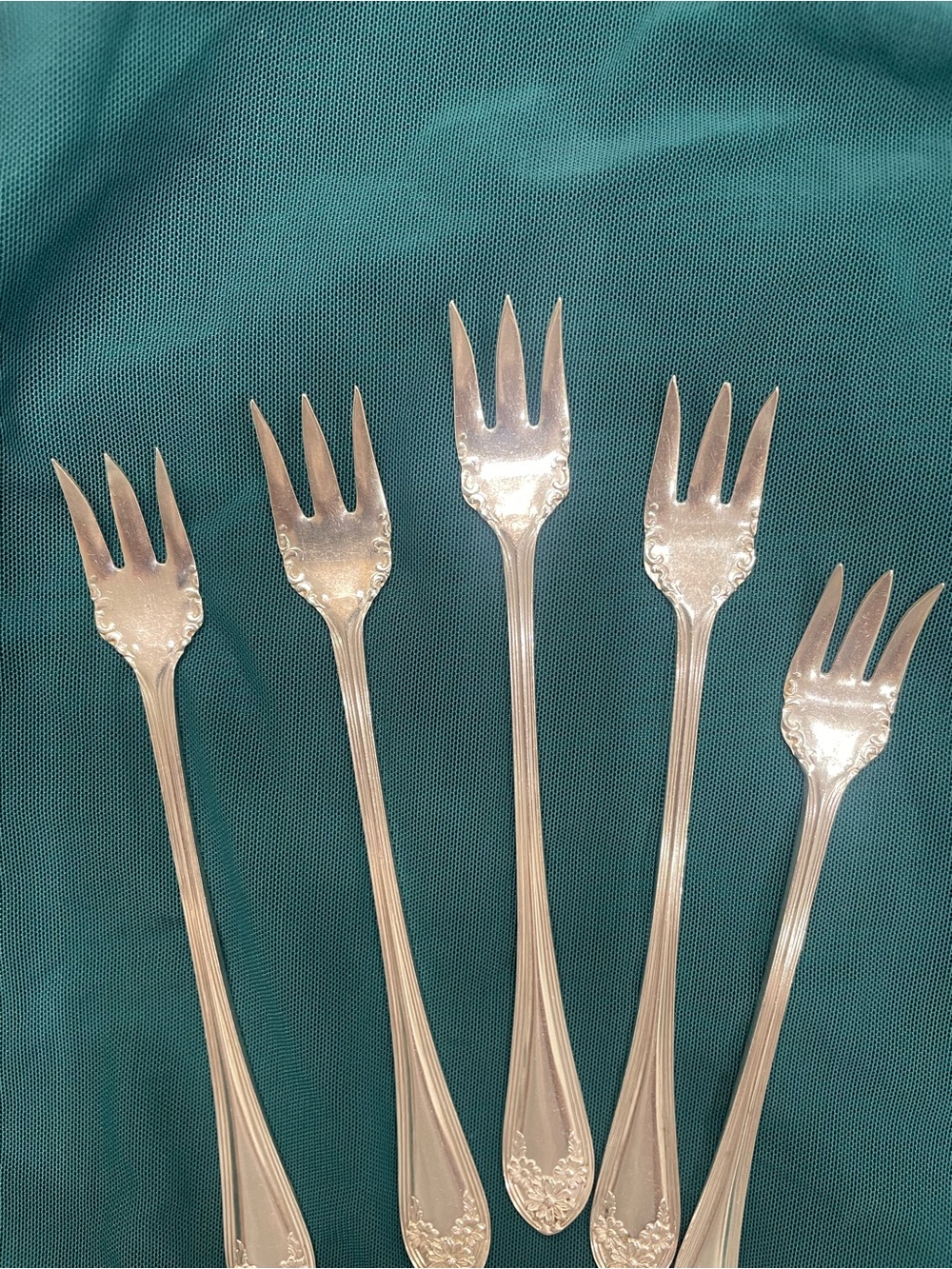 New Daisy Anya Rose William Roger’s & Sons Silver Appetizer Forks - Set of 5 - Picture 2 of 4